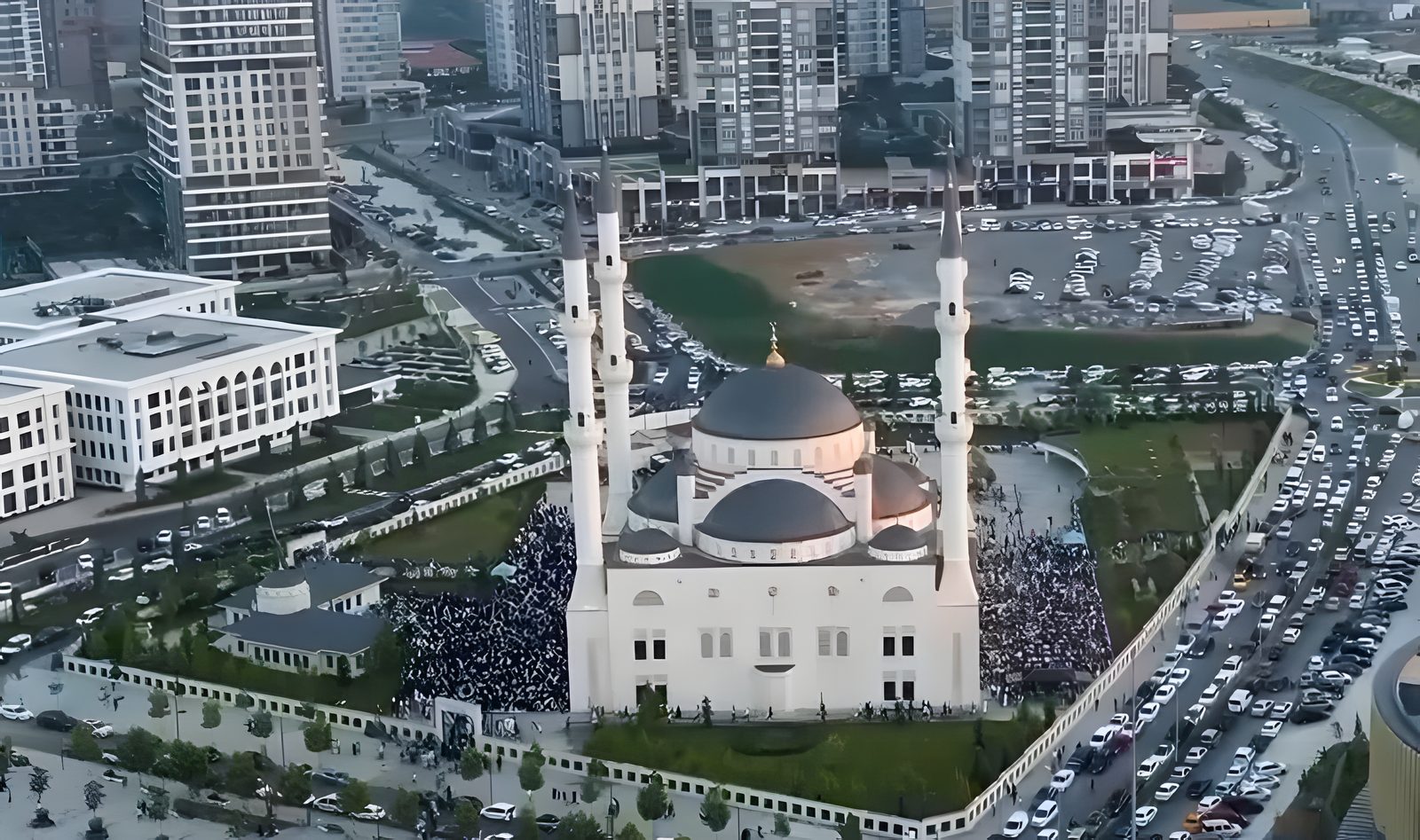 منظر جوي لجامع باشاك شهير قرب الساحة المركزية