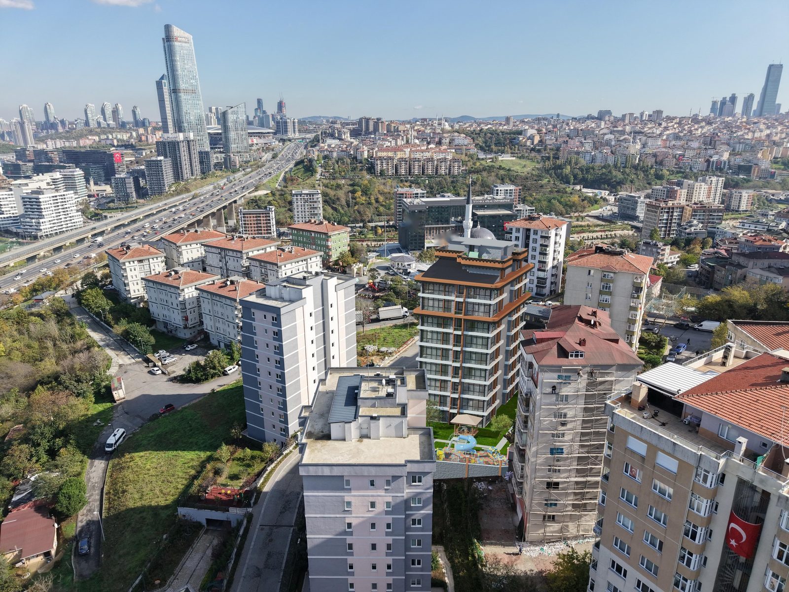 航拍：规划中的楼栋，朝向 Vadi Istanbul 与马斯拉克天际线